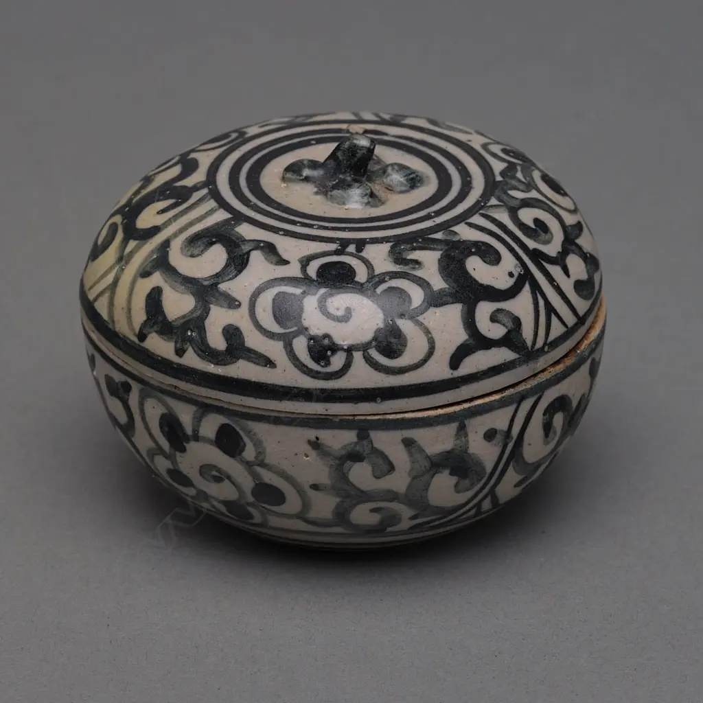 A Vietnamese Lê period stoneware covered box, Image 1++